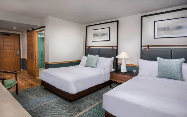 Standard Quadruple room with partial view