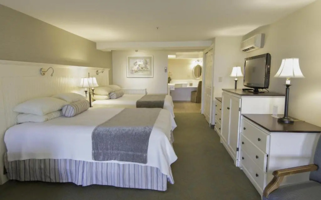 Standard Quadruple room with partial ocean view
