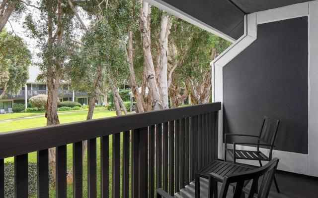 Deluxe Double room with balcony and with courtyard view
