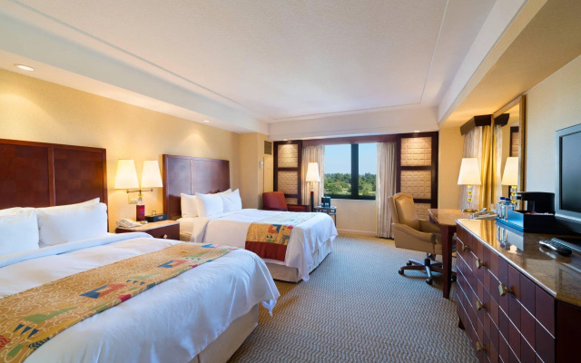 Standard Sextuple room with golf view