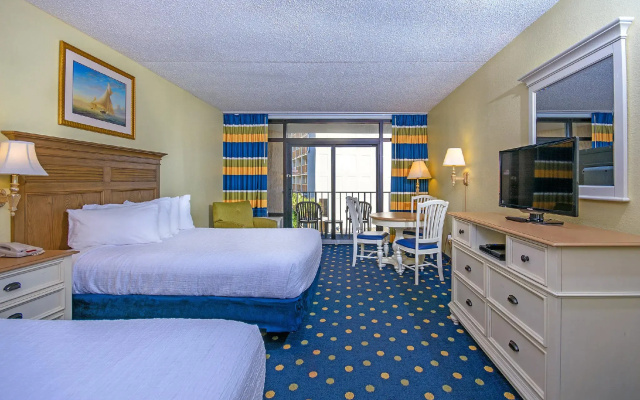 Standard Quadruple room with partial ocean view