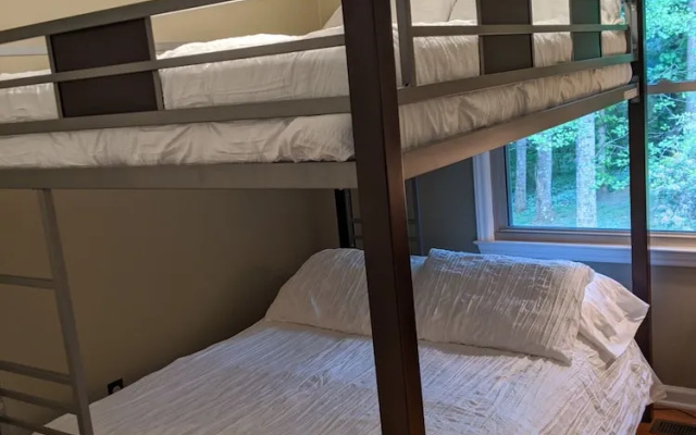3 Bedrooms Cottage with balcony