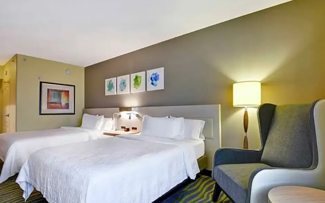 Mobility/Hearing Accessible with Tub room
