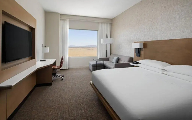 Standard Club room with mountain view