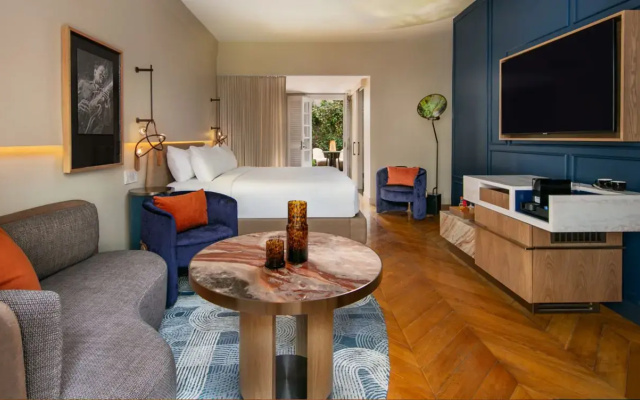 Suite with courtyard view
