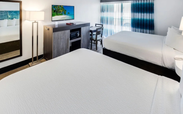 Standard Quadruple room with balcony and with partial ocean view