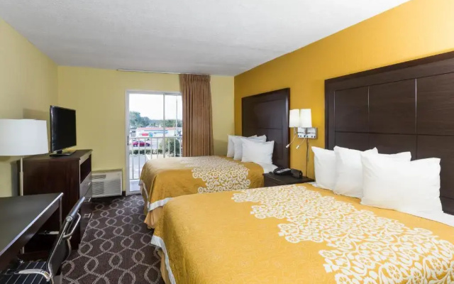 1 Bedroom Quadruple Suite with pool view