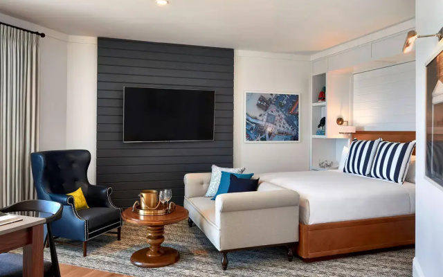 Suite with pool view