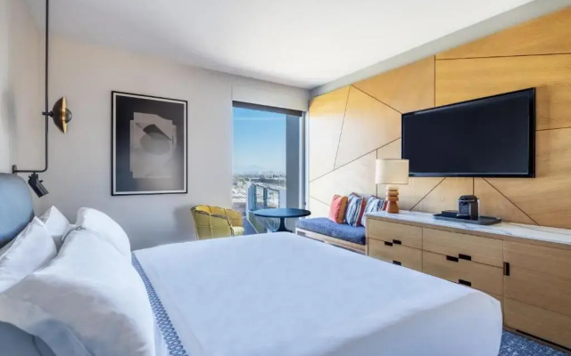 Double room with Hollywood Hills View