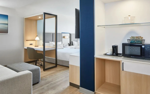 Suite with balcony and with partial ocean view