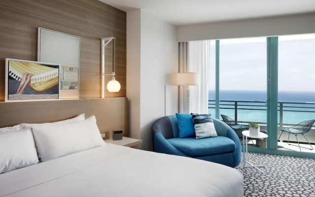 High Floor Double room with balcony and oceanfront