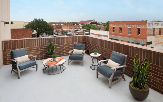 Suite with balcony and with city view