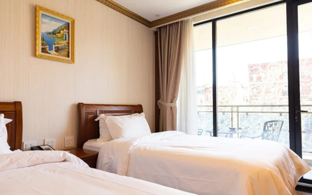 Deluxe Quadruple room with balcony