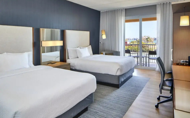 Standard Quadruple room with partial view