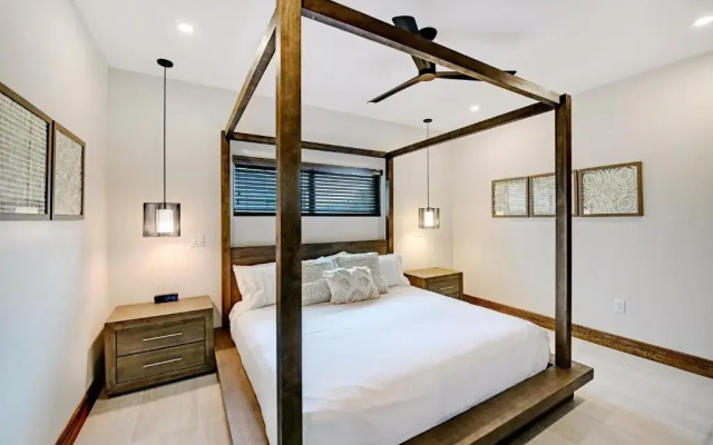 Suite with pool view