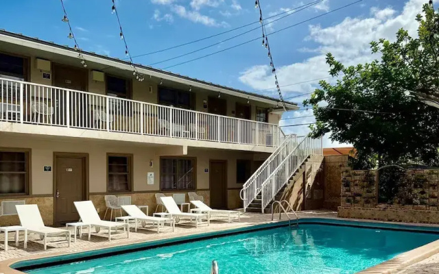 3 Bedrooms Family Apartment with pool view