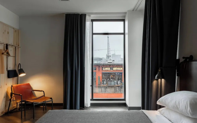 Standard Double room with street view