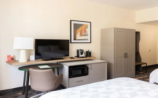 Premium Quadruple room with pool view