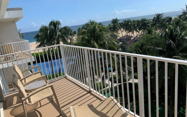 1 Bedroom Premium Suite with partial ocean view