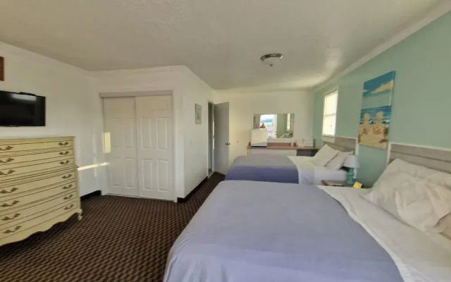 Standard Quadruple room with partial ocean view