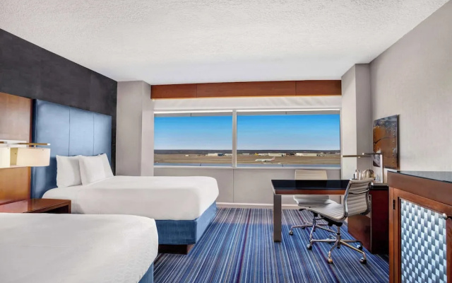 Quadruple room Runway View