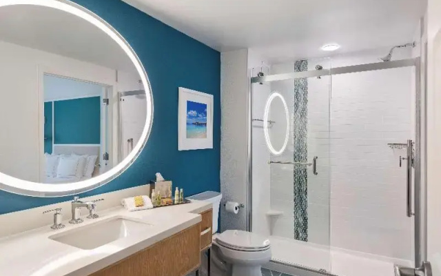 Suite with balcony and with city view