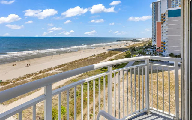 1 Bedroom Standard Family room with ocean view