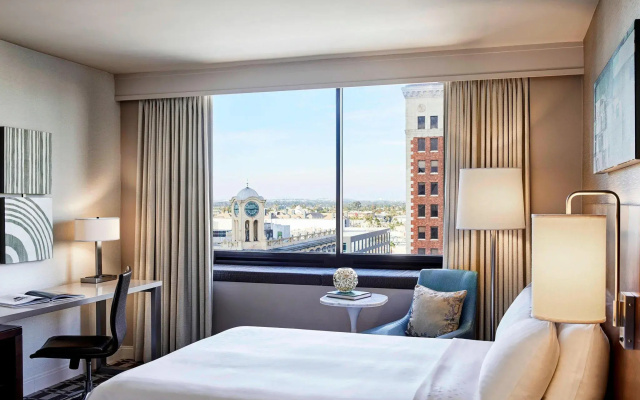 Standard Double Club room with city view