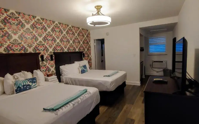 Standard Quadruple room with pool view