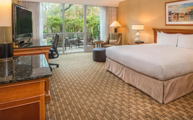 Standard room with pool view