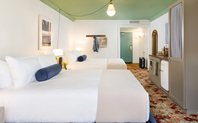 Deluxe Quadruple room with balcony
