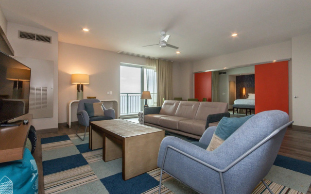 2 Bedrooms Penthouse Suite with balcony and oceanfront