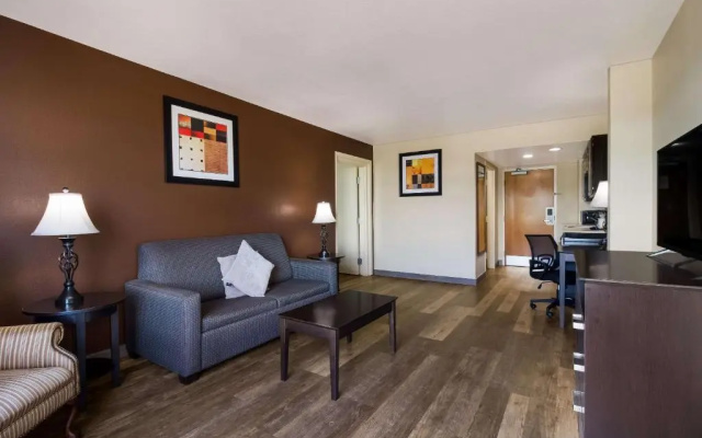 Standard Quadruple Suite