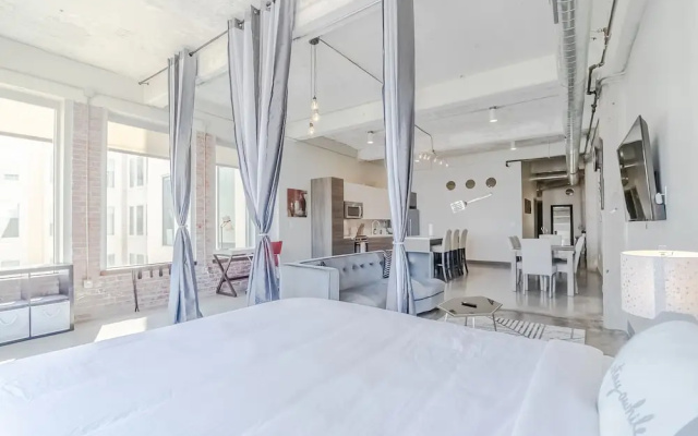 3 Bedrooms Executive Apartment with pool view