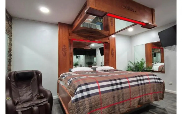 King Bed with Jetted Tub Double room