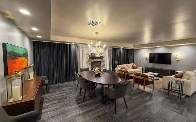 1 Bedroom Suite with balcony and with courtyard view