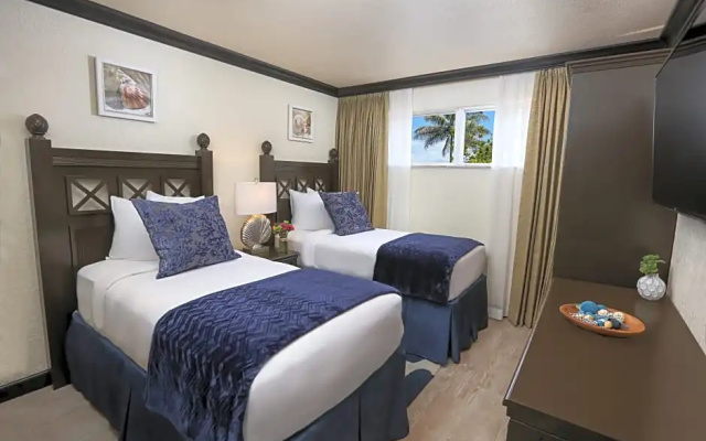Suite with pool view