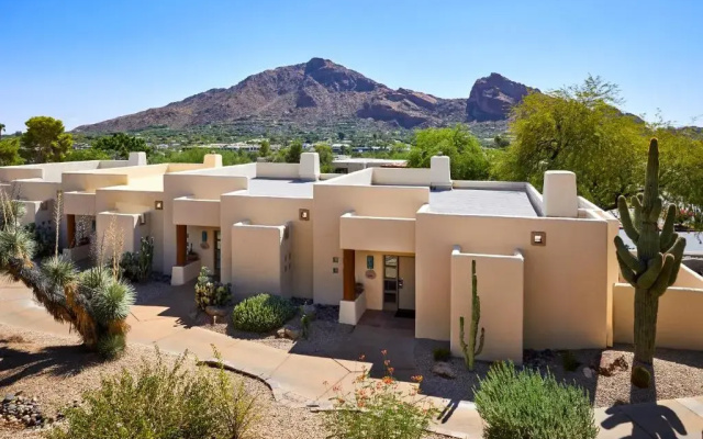 2 Bedrooms Deluxe Suite with mountain view