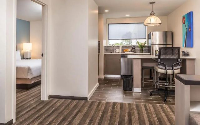 1 Bedroom Twin Kitchen Suite