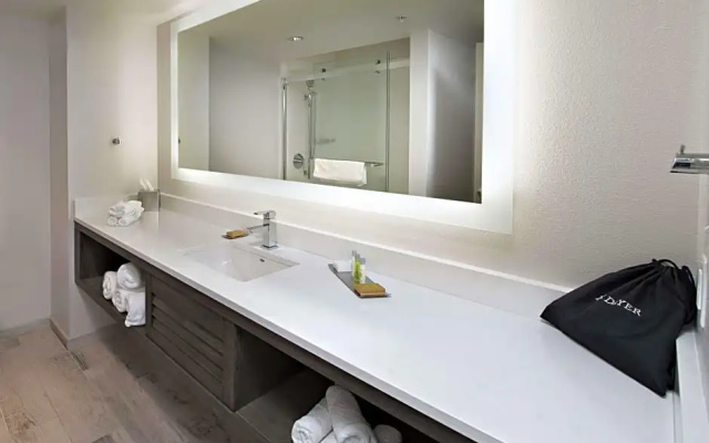 Deluxe Quadruple room with balcony and with bay view