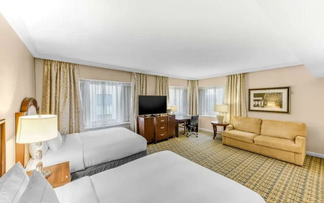 Deluxe Quadruple room with city view