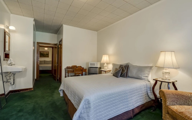 2 Bedrooms Suite with mountain view