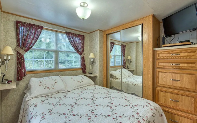 Standard Family room with mountain view