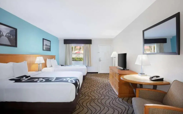 Deluxe Quadruple room with pool view