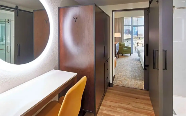 Mobility/Hearing Accessible Suite