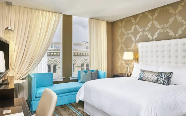 Suite with city view