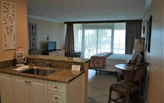 Club Studio with balcony and with bay view