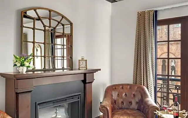 Suite with city view