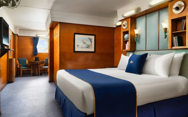 Deluxe Double Stateroom with harbour view