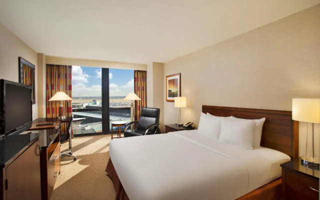 Mobility/Hearing Accessible with Bathtub Double room with runway view